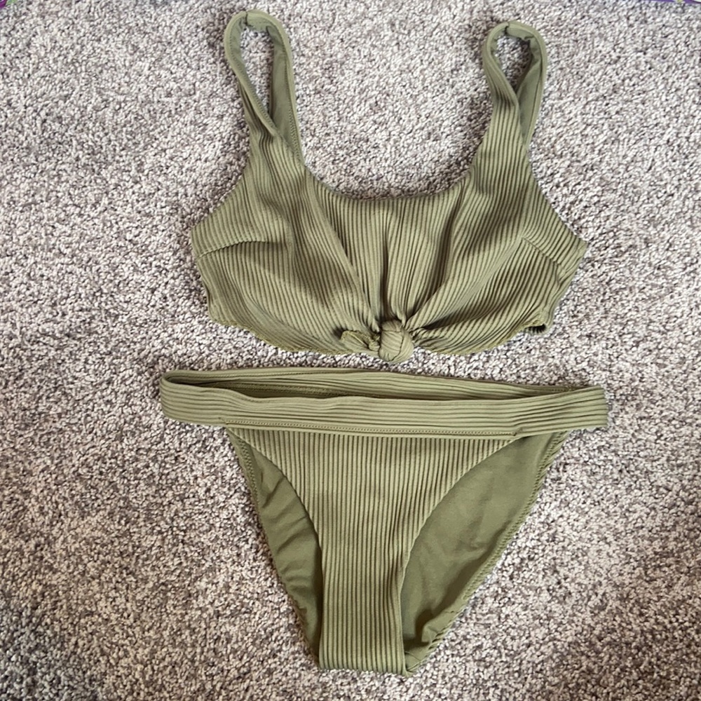 hollister bathing suit TOP & BOTTOM included